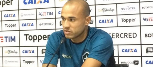 Craque do Botafogo, atacante Roger tem diagnosticado tumor renal e não joga mais em 2017
