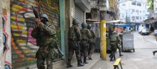Forças Armadas voltam à Rocinha para apoiar a polícia em buscas na favela