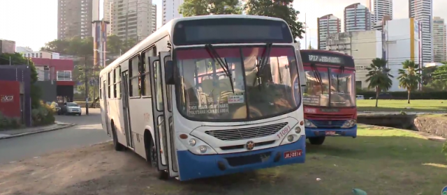 Cobrador tem parte do corpo queimada durante incêndio a ônibus