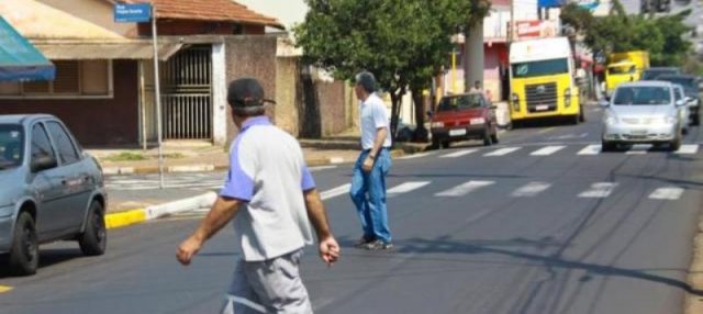 Pedestres e ciclistas poderão ser multados a partir de 2018
