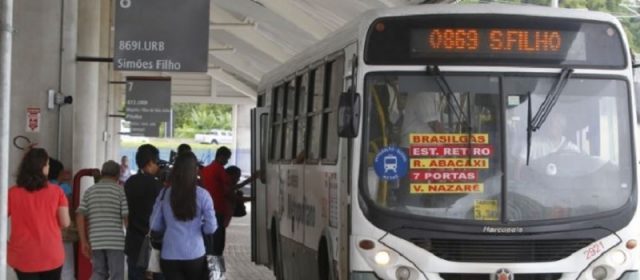 SIMÕES FILHO: Dupla armada ameaça matar motorista e faz arrastão dentro de ônibus