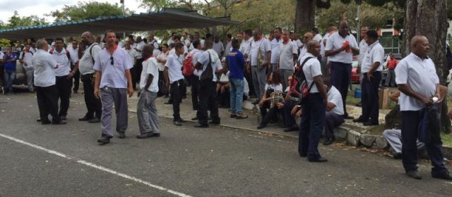 Rodoviários da RMS protestam no CAB e ameaçam ‘travar’ a Paralela