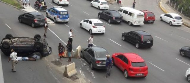 Carro capota em frente à rodoviária; Motivo do acidente ainda é desconhecido