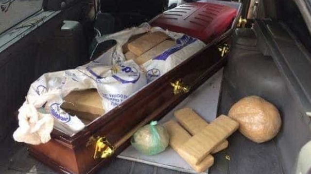 Carro de funerária é pego com quase 100 kg de maconha dentro de caixão