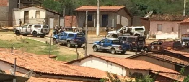 Bandidos roubam agência dos Correios na Bahia e deixam rastro de dinheiro após perseguição