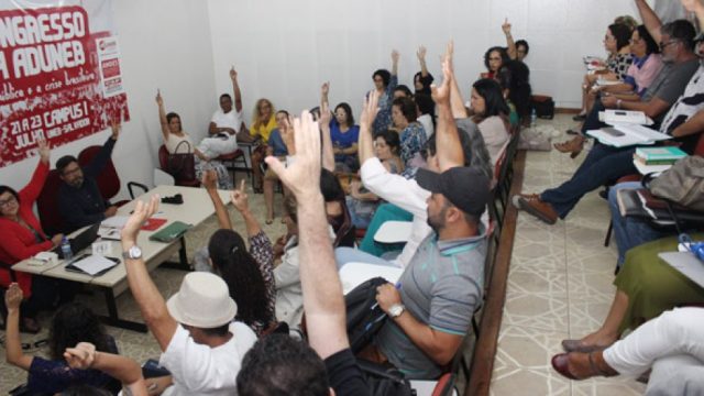 Professores das universidades estaduais da Bahia vão paralisar atividades por 24h