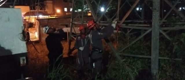 Bombeiros evitam suicídio de homem surdo e mudo que subiu em torre elétrica