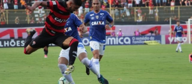 Rubro-negro abre o placar, cede empate ao Cruzeiro e se complica no Brasileiro