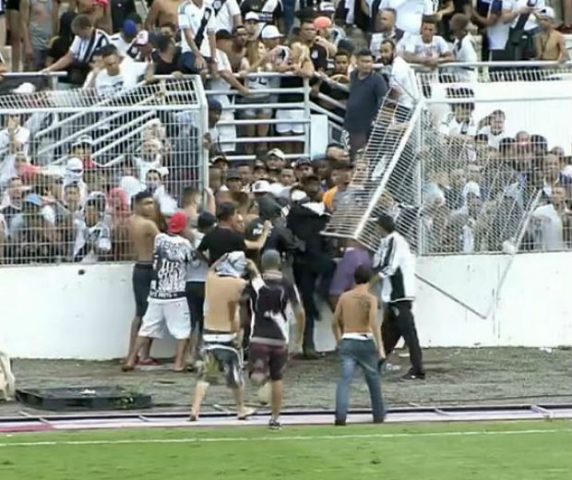 Vitória vence e rebaixa a Ponte em jogo marcado por violência