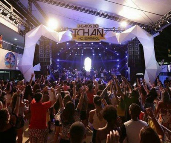 'É o Tchan' é investigado por placas de 'ordinária' e 'inocente' em banheiros de show