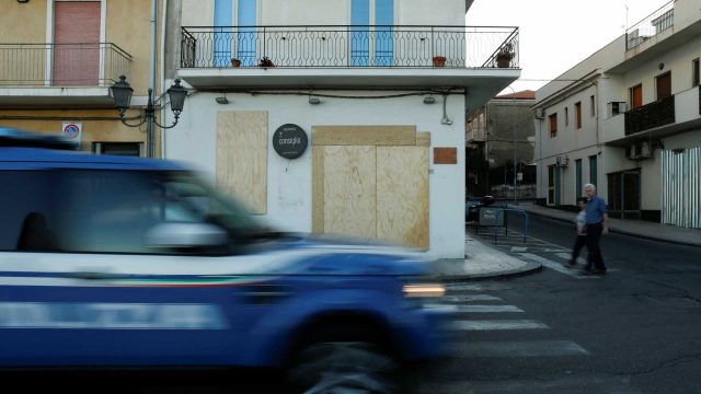 Mafioso manda matar filha apaixonada por policial