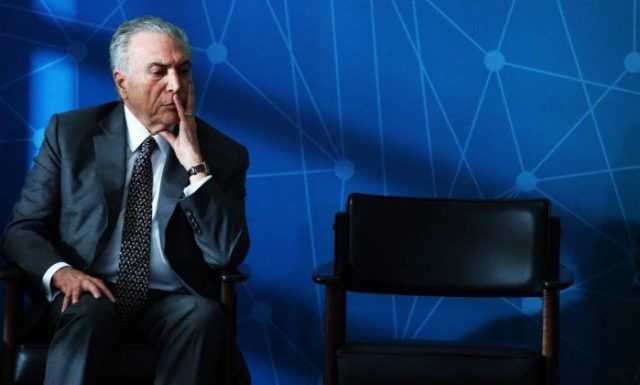 O presidente Michel Temer foi submetido a uma angioplastia de três artérias coronárias com implante de stent na noite da última sexta-feira, informou a Secretaria de Comunicação do Palácio do Planalto. O procedimento foi realizado no Hospital Sírio-Libanês, em São Paulo. A intervenção foi realizada com sucesso e Temer deve ficar internado por dois dias na Unidade Coronariana do hospital. "O procedimento foi bem sucedido e o presidente se recupera na Unidade Coronariana do Hospital Sírio-Libanês", informou a nota. O presidente passou por uma bateria de exames antes da angioplastia. Todo o procedimento foi encerrado pouco antes da meia-noite. No último dia 27, Temer foi internado para realizar um procedimento de desobstrução da uretra causado pelo inchaço da próstata. Os médicos realizarão uma entrevista coletiva neste sábado para detalhar o quadro clínico do presidente e o possível tempo de repouso. O presidente já foi internado no Hospital do Exército neste ano, no mesmo dia da votação da segunda denúncia apresentada contra ele, em razão da obstrução urológica. Antes disso, em outubro do ano passado, Temer teve uma obstrução parcial da artéria coronária. À época, os médicos disseram que o quadro não era cirúrgico. Desde então, Temer vem tomando remédios.