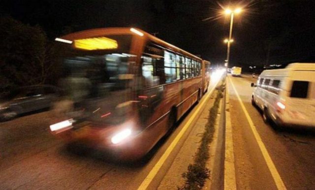 Mulher é expulsa de ônibus por não aceitar homem negro ao seu lado