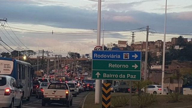 Mulher morre após ser esfaqueada no pescoço em passarela na Avenida Paralela