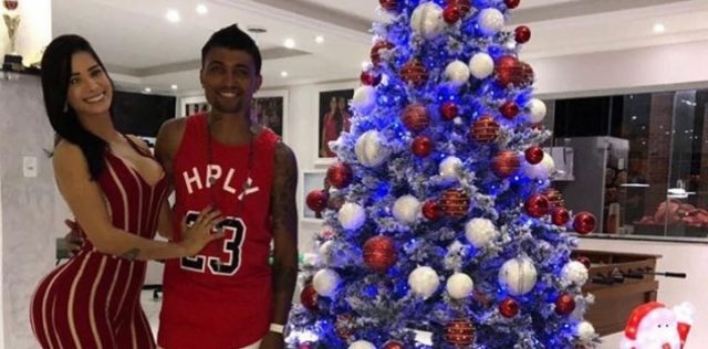 Kieza posta foto ao lado de árvore de natal "tricolor" e torcedores ficam revoltados nas redes sociais