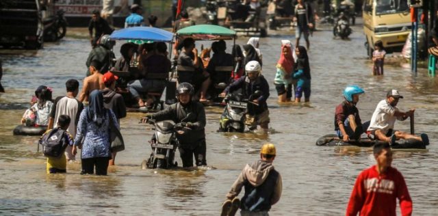 Terremoto causa mortes e derruba prédios na Indonésia