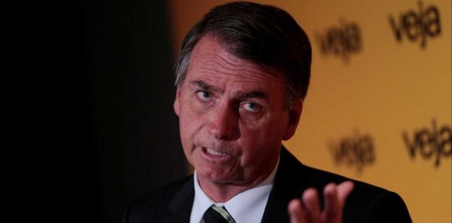 Bolsonaro recua após dar carta branca para PM matar: “É para não morrer”