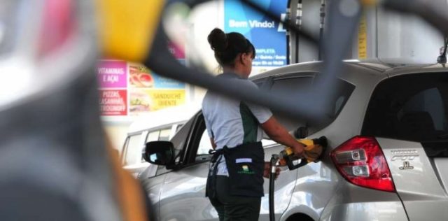 Petrobras anuncia queda no valor da gasolina e aumento no diesel