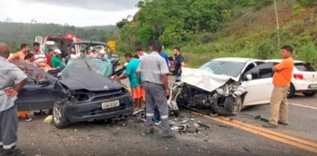 Criança de cinco anos morre em grave acidente na BR-101; três ficaram feridos