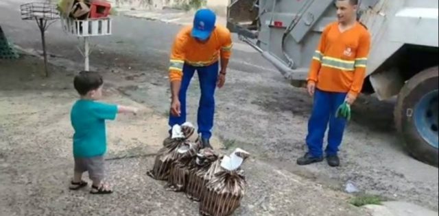 Criança dá presente de Natal a catadores de lixo e viraliza na internet