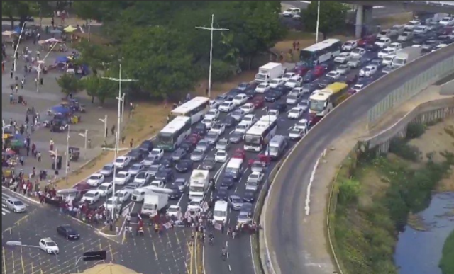 Manifestantes fazem protesto nos dois sentidos da Av. ACM, próximo ao Shopping da Bahia