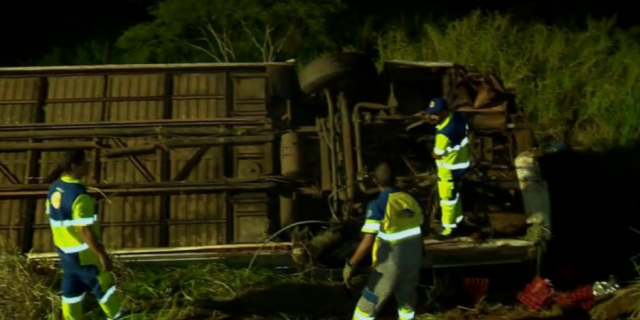 Acidente entre ônibus e caminhão deixa 5 mortos e 23 feridos