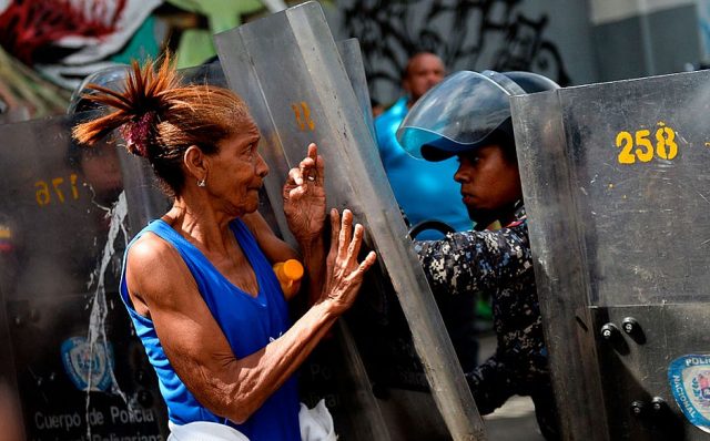 Venezuelanos vão às ruas protestar por falta de carne no Natal