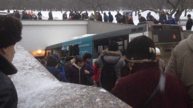 Ônibus atropela multidão em estação de metrô em Moscou e deixa 5 mortos