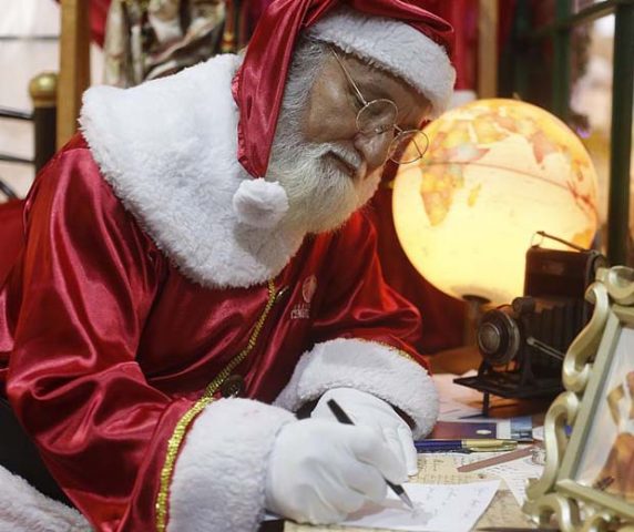 Aposentado vira Papai Noel e atende pedidos ao lado da mulher