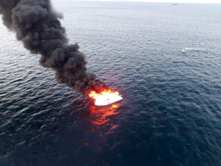 Embarcação pega fogo na Baía de Todos-os-Santos