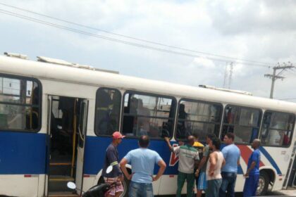 Passageiro reage a roubo e executa assaltante de ônibus a tiros