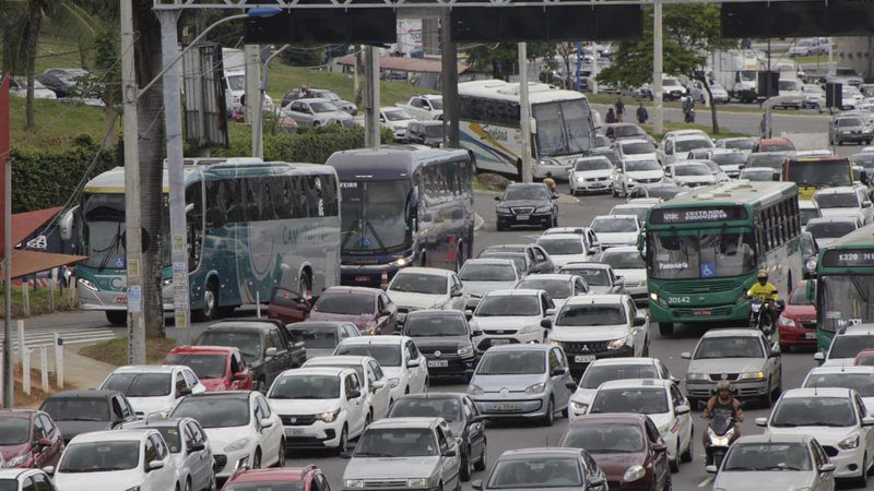 Fluxo para o São João deixa trânsito intenso na BR-324 