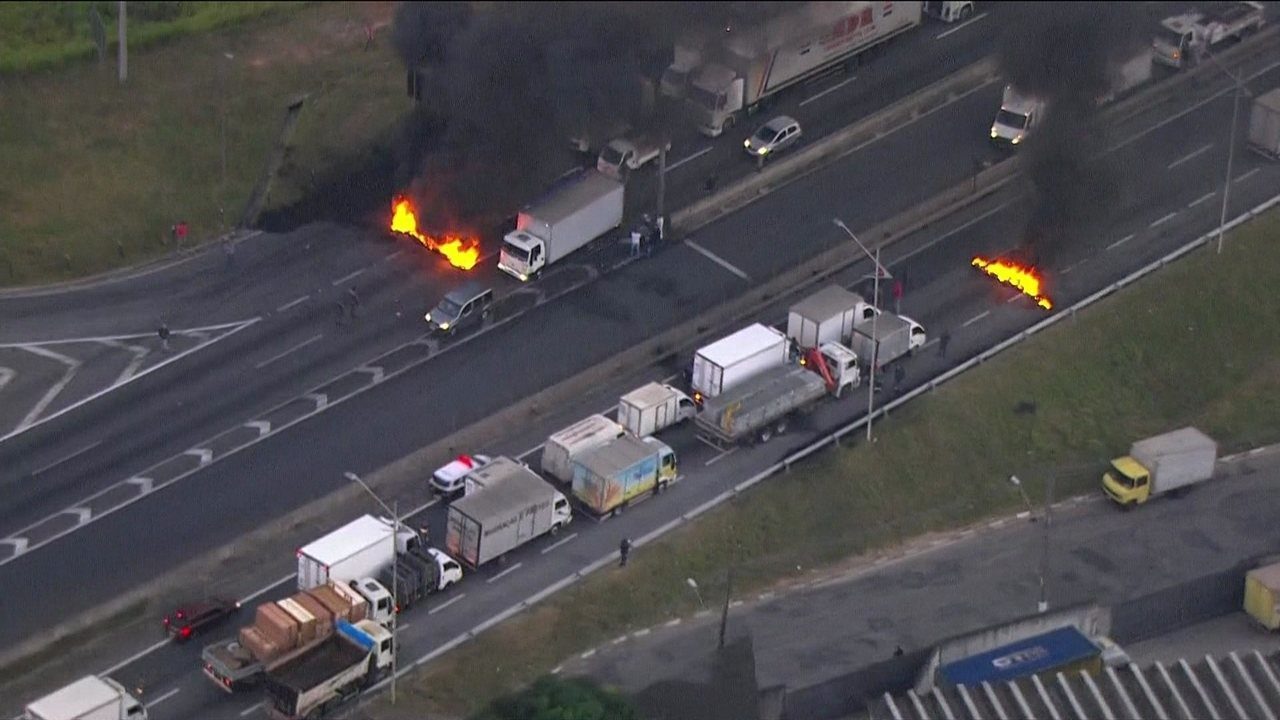 Caminhoneiros protestam contra a alta do diesel pelo terceiro dia seguido Caminhoneiros protestam contra a alta do diesel pelo terceiro dia seguido