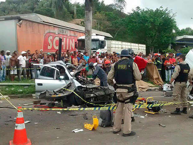 Acidente na BR-324, em Candeias, Bahia (Foto: Rafael Teles / G1)