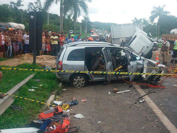 Acidente na BR-324, em Candeias, Bahia (Foto: Rafael Teles / G1)