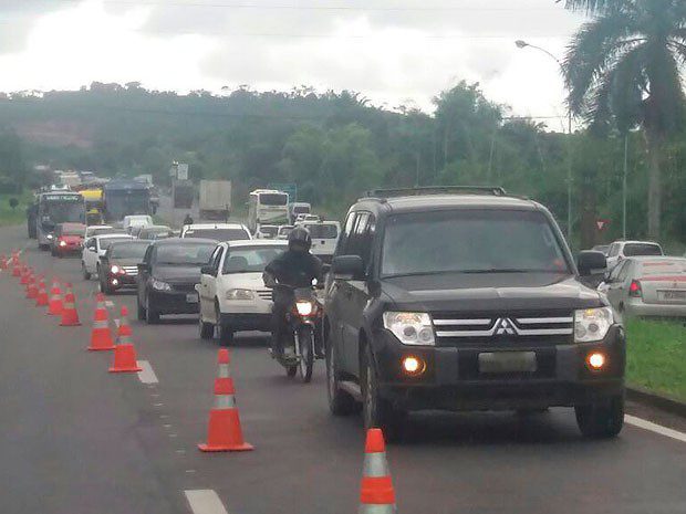 Acidente na BR-324, em Candeias, Bahia (Foto: Rafael Teles / G1)