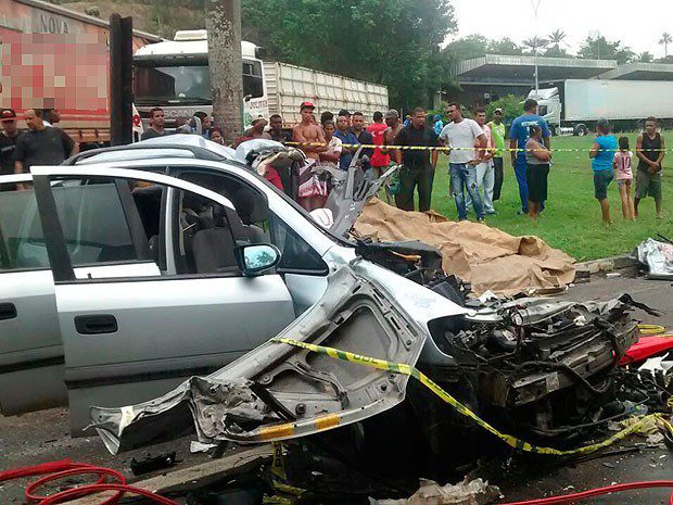 Acidente na BR-324, em Candeias, Bahia (Foto: Rafael Teles / G1)