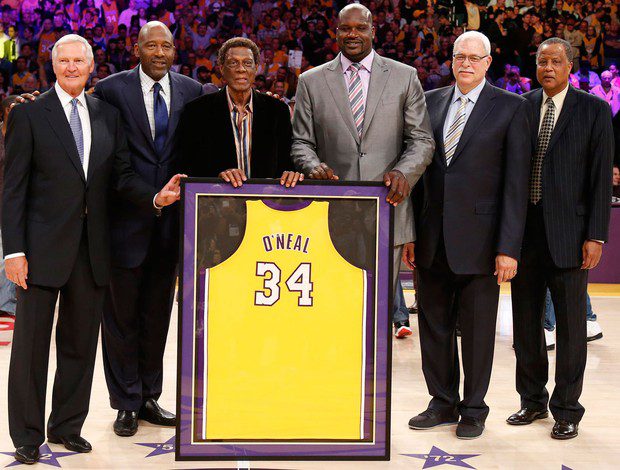 Shaquille ONeal Jerry West James Worthy Elgin Baylor Jamaal Wilkes Phil Jackson camisa aposentada (Foto: Agência Reuters)