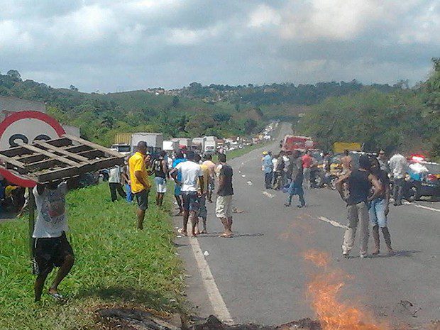 Manifestação na BR-324 em Candeias, Bahia (Foto: Arquivo Pessoal)