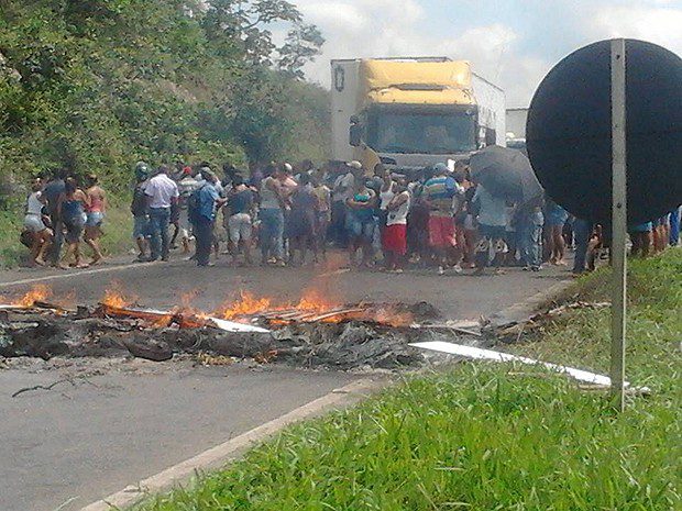 Manifestação na BR-324 em Candeias, Bahia (Foto: Arquivo Pessoal)