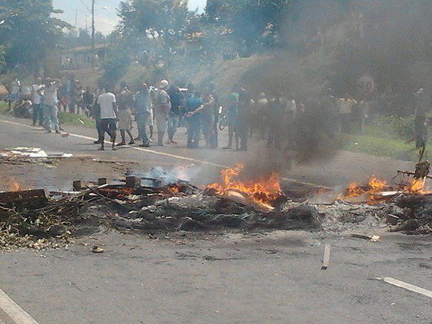 Manifestação na BR-324 em Candeias, Bahia (Foto: Arquivo Pessoal)