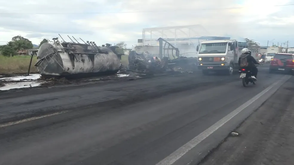 Motoristas de carretas que pegaram fogo após batida na BR-415 morreram carbonizados — Foto: Reprodução/TV Santa Cruz