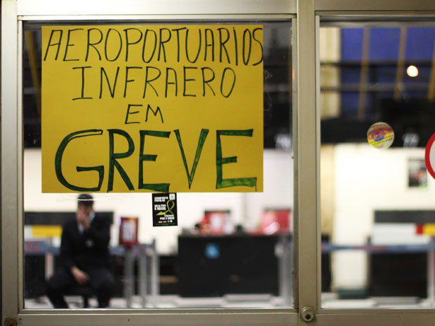 Cartaz anuncia paralisação de funcionários da Infraeroo em Congonhas (Foto:  Alex Falcão/Futura Press/Estadão Conteúdo)