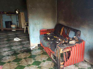 Casa da suspeita foi incendiada por vizinhos (Foto: Cássia Bandeira/G1)