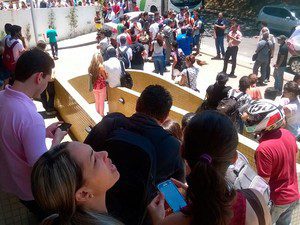 Estudantes afirmam que tiros ocorreram dentro de faculdade em Salvador (Foto: Henrique Mendes/G1 Bahia)