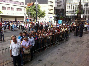 Admiradores de Paulo Goulart comparecem ao Theatro Municipal de São Paulo para se despedir do ator (Foto: Letícia Mendes/G1)