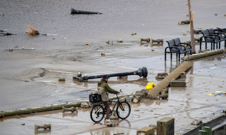 Pessoa observa uma área inundada depois que o furacão Ian varreu o Centennial Park em Fort Myers, Flórida, EUA,