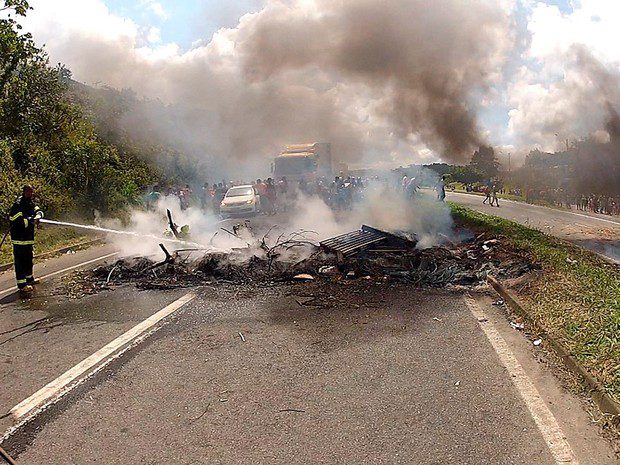 BR-324 é liberada após protesto na Bahia (Foto: Ivanildo Santos/ TV Bahia)