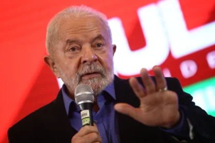 Ao criticar política armamentista de Bolsonaro, Lula contou já ter andado armado na juventude. (Foto: REUTERS/Carla Carniel)