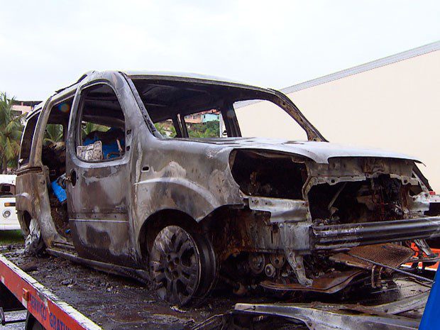 Carro ficou totalmente destruído pelo fogo (Foto: Adenilton Santos/TV Bahia)